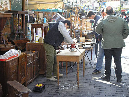 M&ouml;belmarknad i Monastiraki.