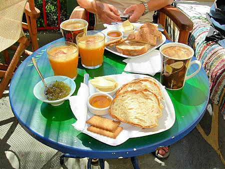 Frokost p&aring; kaf&eacute; i Chora.