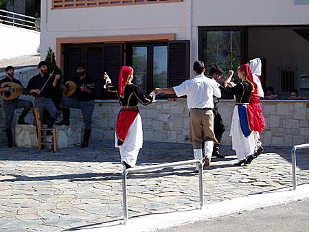 Dansuppvisning i Manilioupoulo på Kreta.
