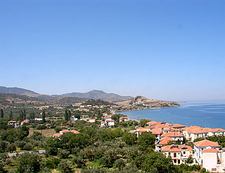 Utsikt s&ouml;derut fr&aring;n klippan, bakom kullen ligger Anaxos. Lesbos.