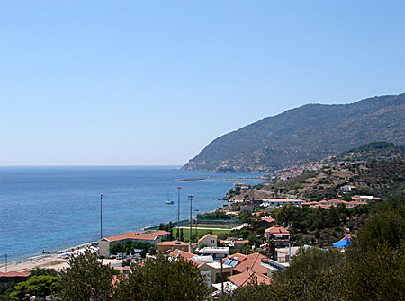 Lite av Plomari skymtar l&auml;ngst bort, sett fr&aring;n Agios Isidoros.. Lesbos.