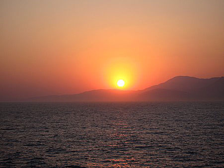 Soluppgång över Rhodos på väg till Karpathos.