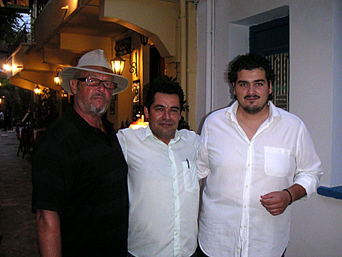 Bert med Stelios och Vasilis p&aring; Strata.