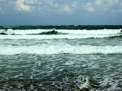 V&aring;gorna gick h&ouml;ga, stranden i Kalamaki.