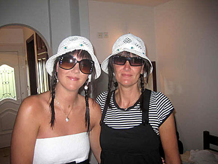 Carina och Sandra på Skiathos.