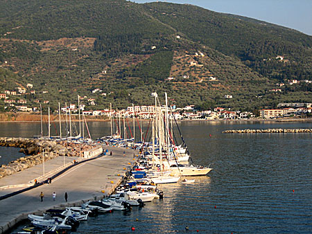 Skopelos. Utsikt från kyrkan över hamnpiren med gästande segelbåtar.