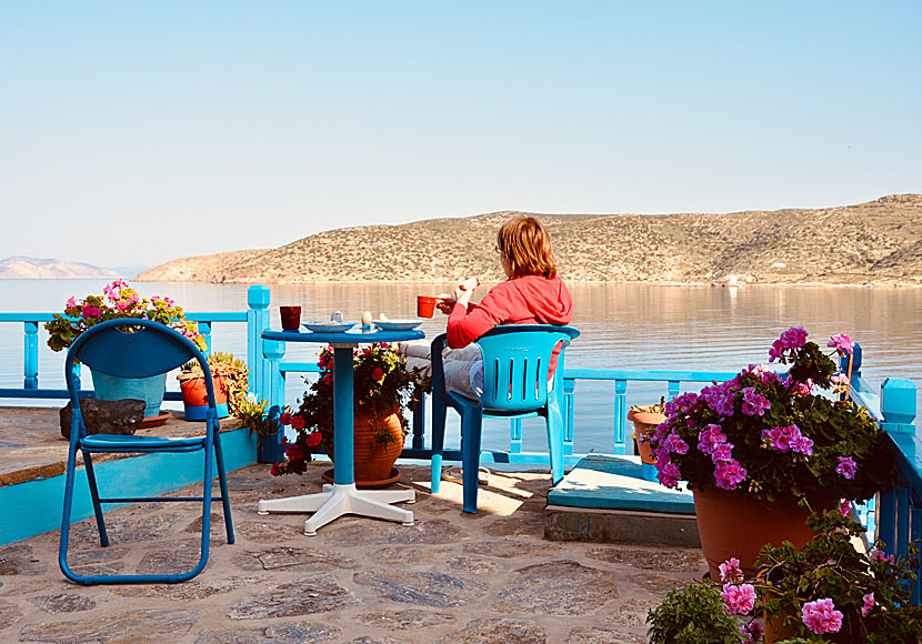 Frukost på balkongen på Eleni on the Beach i Katapola på Amorgos. 