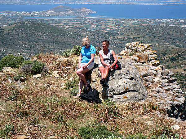 Naxos. Pirgi via Tsikalario upp p&aring; toppen av Apano Kastro
