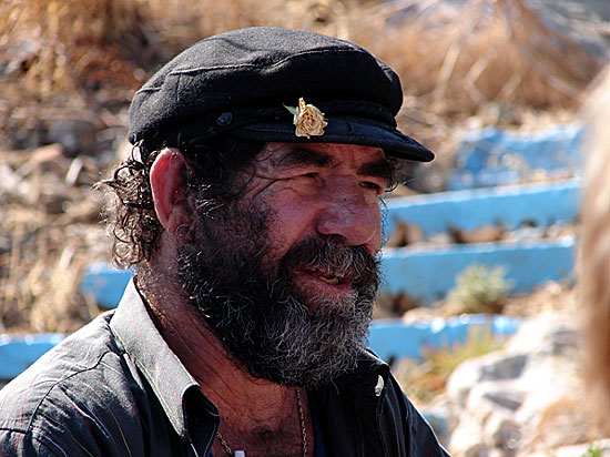 Kapten Yiannis, legend och showman som k&ouml;r ett antal b&aring;tturer i Pythagorion.