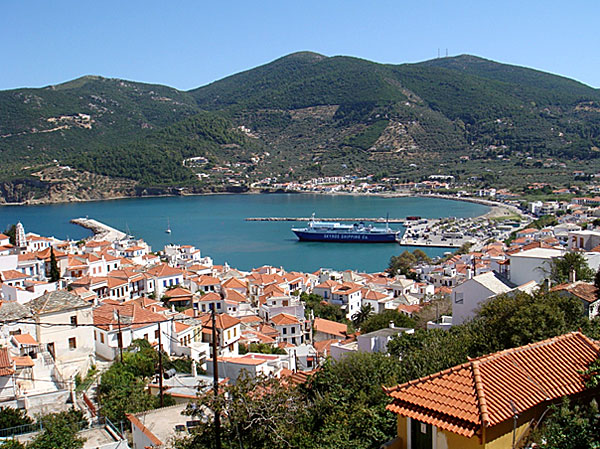 Utsikt från vår balkong på lägenhetshotellet Vardiola i Skopelos stad.