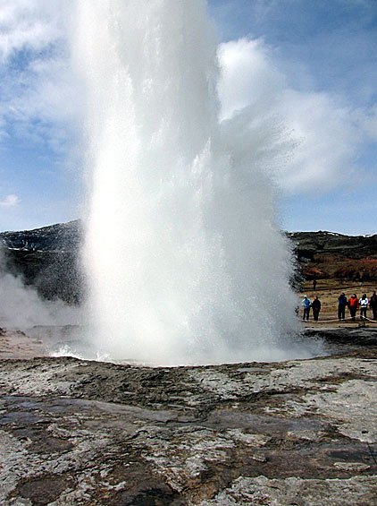 Denna stora geysir som kallas Strokkur