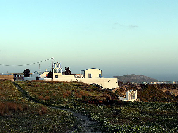 Liten kyrka i Megalochori i kvällsljus. Santorini.