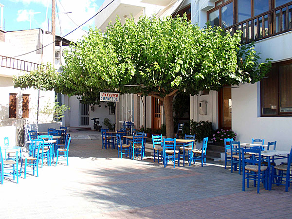 Utefter strandpromenaden i Makrigialos finns många mysiga caféer och tavernor.