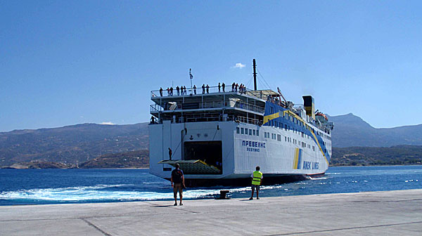 Prevelis anländer till hamnen i Sitia.