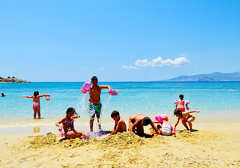 Den barnvänliga stranden i Agia Anna på den barnvänliga ön Naxos.