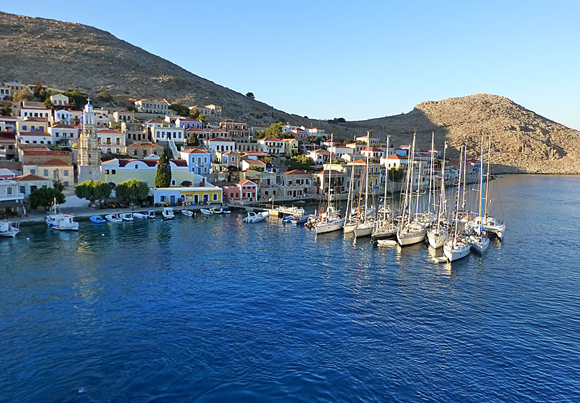Segla till Emborio på Chalki nära Rhodos i Grekland.