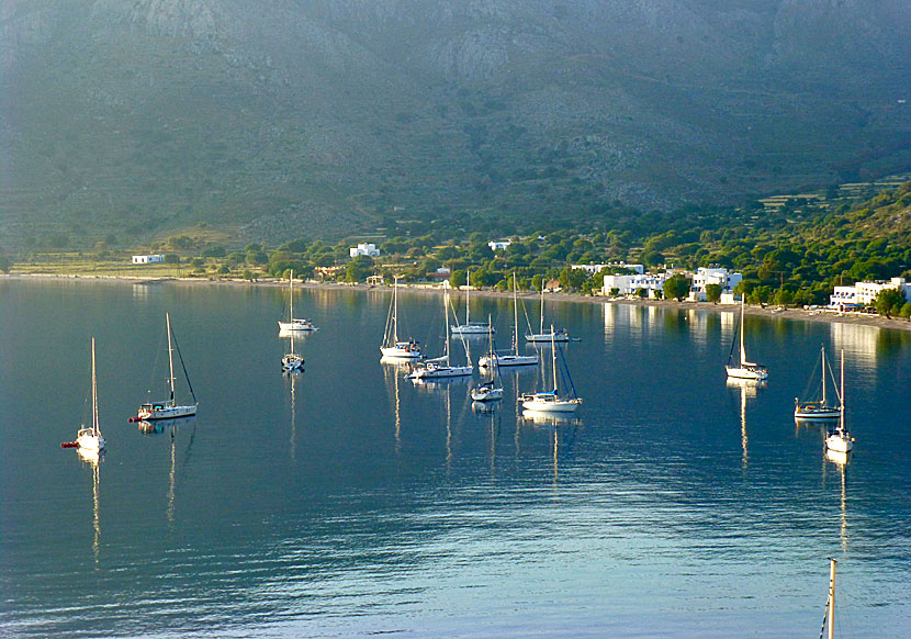 Segla till Livadia på Tilos i ögruppen Dodekaneserna i Grekland.